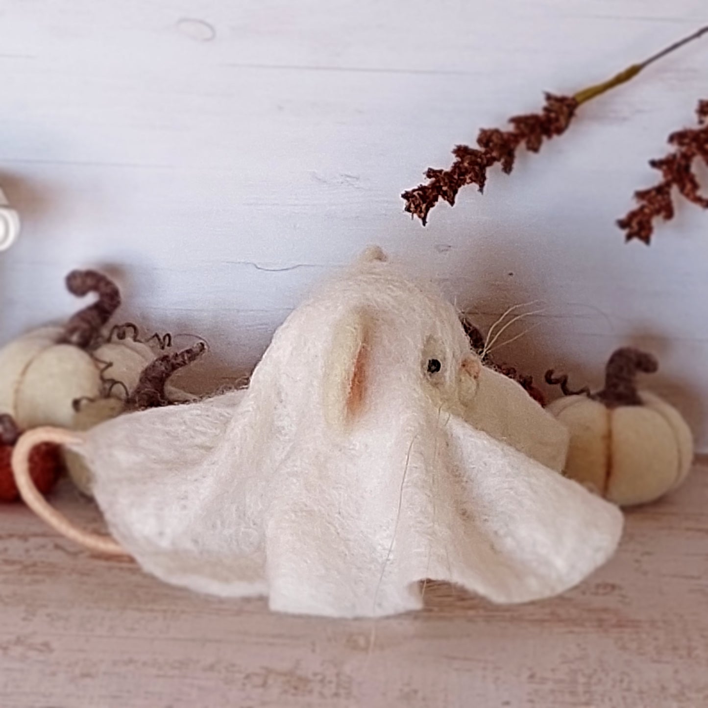 Needle felted mouse Ghost Tobben Tattertail
